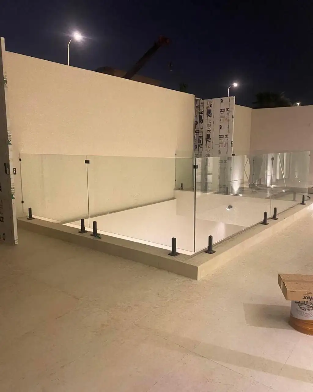 درابزين زجاج فريم لس وسور مسابح - مؤسسة الابتكار للزجاج بجدة